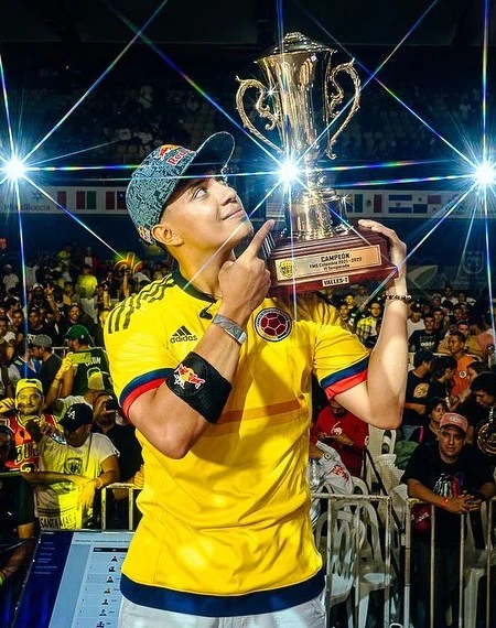 Valles-T levantando la copa de campeón de FMS Colombia temporada 1.